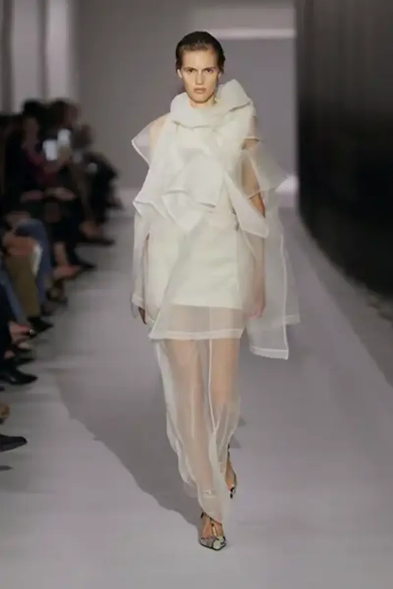 ¿Te atreves con las transparencias? La tendencia que domina el verano con elegancia y sutileza 