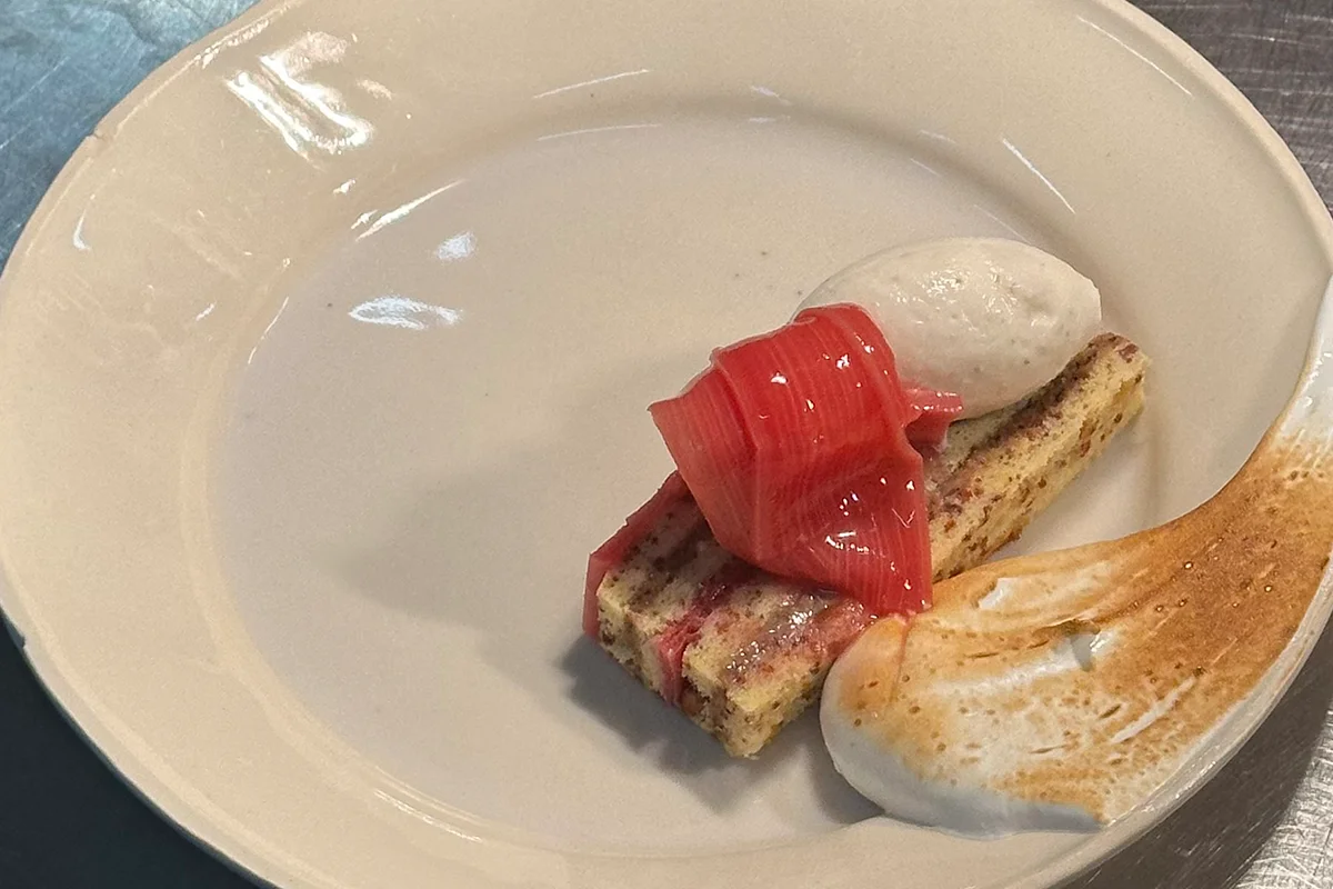 Rapaz   El Mercado de los Mostenses vuelve a demostrar que también puede ser uno de los escenarios gastronómicos más interesantes de Madrid gracias al Chiringuito de Rapaz. El restaurante recupera su formato de residencias culinarias y de julio a septiembre transformará su cocina en un espacio abierto a chefs invitados y proyectos emergentes que irán tomando el relevo semana tras semana.       El calendario reúne propuestas muy distintas entre sí, desde el tapeo gallego de Mario Campos hasta la cocina vasca de Goiherri, pasando por menús de inspiración latinoamericana, parrillas estivales o pop-ups firmados por cocineros con experiencia en restaurantes como OSA, Gofio, Smoked Room o Kappo. Una programación que convierte cada visita en una oportunidad para descubrir nuevos talentos y disfrutar de una cocina de autor en un entorno informal y vibrante.  
