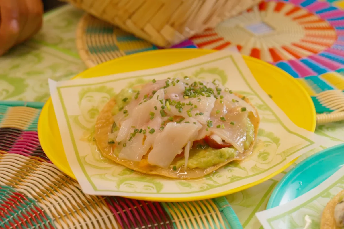 Barra Lucas (Roberto Ruiz)   La última incorporación del Mercado de Vallehermoso lleva la firma del reconocidísimo chef mexicano Roberto Ruiz, que ha elegido este histórico mercado madrileño para presentar Barra Lucas, un concepto inédito en la ciudad centrado en las tostadas mexicanas. Lejos de la clásica taquería, el nuevo puesto reivindica uno de los bocados más populares de México con una propuesta fresca, marinera y perfecta para el verano.       Sobre una base crujiente de maíz desfilan ingredientes como bacalao ahumado, pulpo, gambones o sardinas marinadas, combinados con salsas y técnicas mexicanas que aportan el equilibrio justo entre acidez, picante y sabor. La experiencia se completa con margaritas, micheladas y una selección de productos para llevar, manteniendo ese espíritu de mercado donde se puede comer al momento o descubrir nuevos ingredientes.   