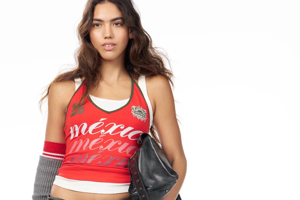 Para celebrar la Copa Mundial de la FIFA 2026™, Bershka se inspira en algunas de las selecciones más emblemáticas que participan en esta competición. Con cortes diferentes, tops, camisetas de fútbol clásicas, camisetas ajustadas estilo baby tee, tops halter o tops estilo bandeau, la colección incluye también bikinis inspirados en las selecciones nacionales de Brasil, Argentina, España y Colombia, además de dos chaquetas técnicas que elevan aún más la propuesta. Desarrollada en colaboración con Outerstuff, empresa líder mundial en ropa deportiva con licencia, la colección combina la pasión por el fútbol con las tendencias actuales de la moda, reinterpretando los códigos clásicos del deporte a través de una perspectiva renovada, urbana y global.