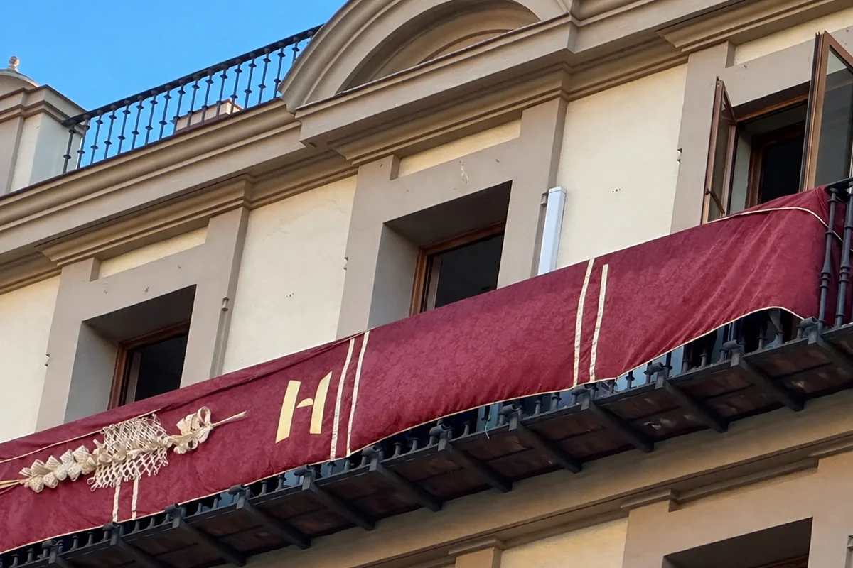 EN PLENO CORAZÓN DE SEVILLA, DONDE LA LUZ SE FILTRA ENTRE NARANJOS Y LA CIUDAD LATE CON UN RITMO PROPIO, HAY UN HOTEL QUE SE PRESENTA COMO UN REFUGIO MODERNO CON ALMA CLÁSICA. ES UNO DE ESOS ESTABLECIMIENTOS QUE ENTIENDEN QUE EL VERDADERO LUJO NO ESTÁ EN EL EXCESO, SINO EN LA COMODIDAD BIEN PENSADA. TE ESPERAN.