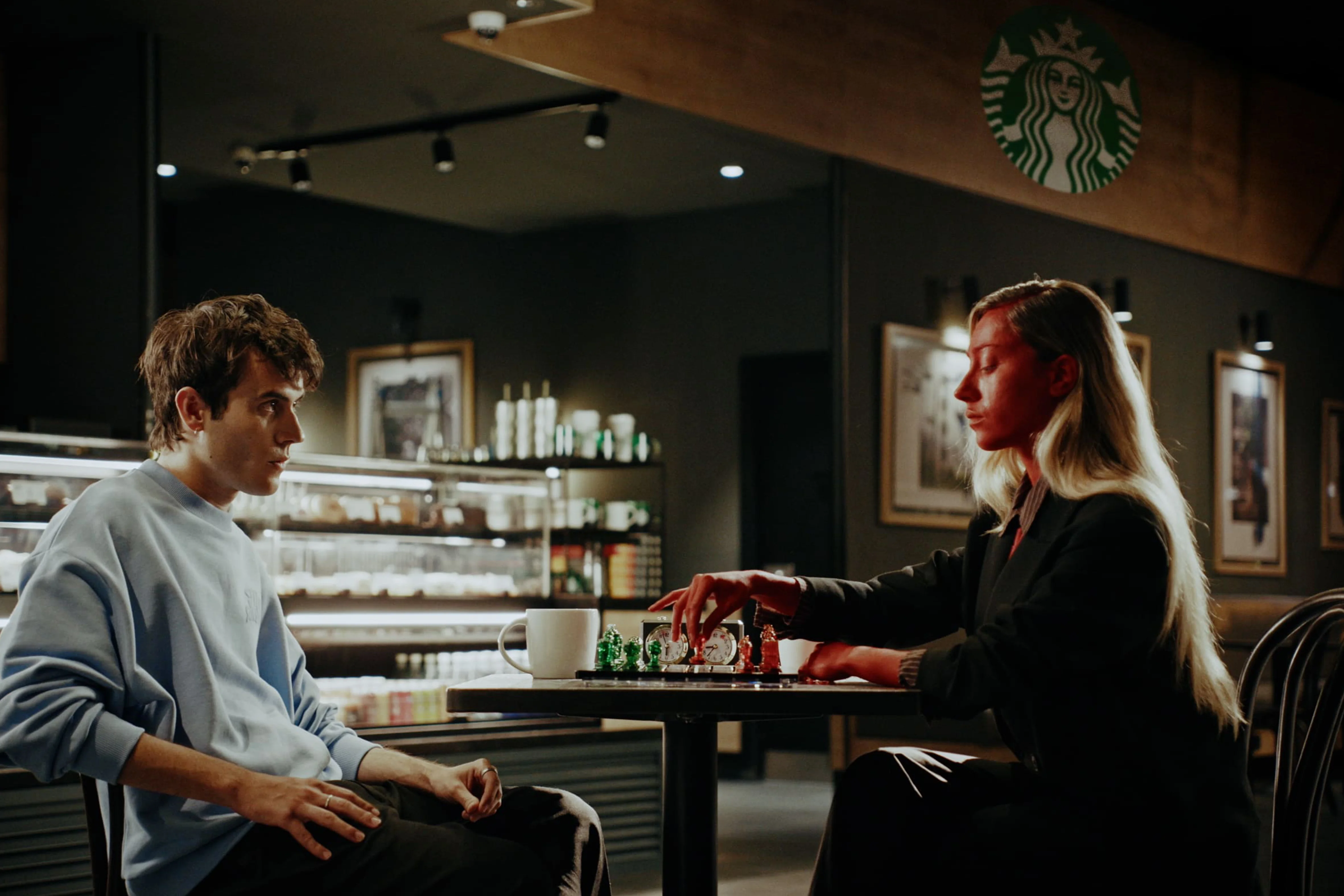 Starbucks y MilfShakes retan a sus clientes en un gran tablero de ajedrez en vivo