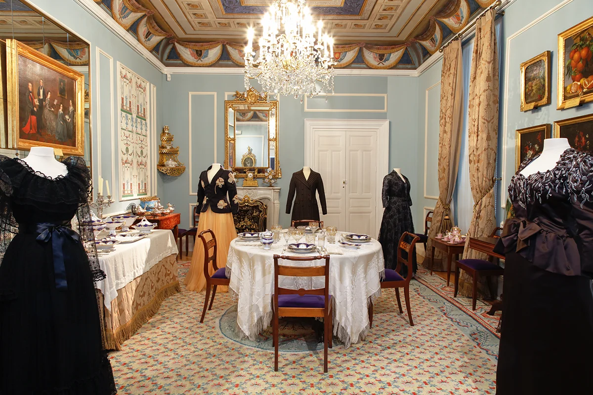 Museo Nacional del Romanticismo    La exposición Ecos de la moda romántica propone un sugerente diálogo entre la indumentaria del siglo XIX y la alta costura española de los siglos XX y XXI. La muestra reúne más de 40 trajes procedentes de la Fundació Antoni de Montpalau que conviven con las colecciones del museo en las estancias del palacio del marqués de Matallana. Diseños de creadores como Cristóbal Balenciaga, Pedro Rodríguez, Manuel Pertegaz, Elio Berhanyer, Sybilla, Jesús del Pozo, Teresa Helbig o David Delfín reinterpretan siluetas románticas como crinolinas, miriñaques o estampados florales. El recorrido culmina con una sala dedicada al modista Pedro Rodríguez, donde se exhiben trajes y figurines que evidencian su fascinación por las siluetas decimonónicas.