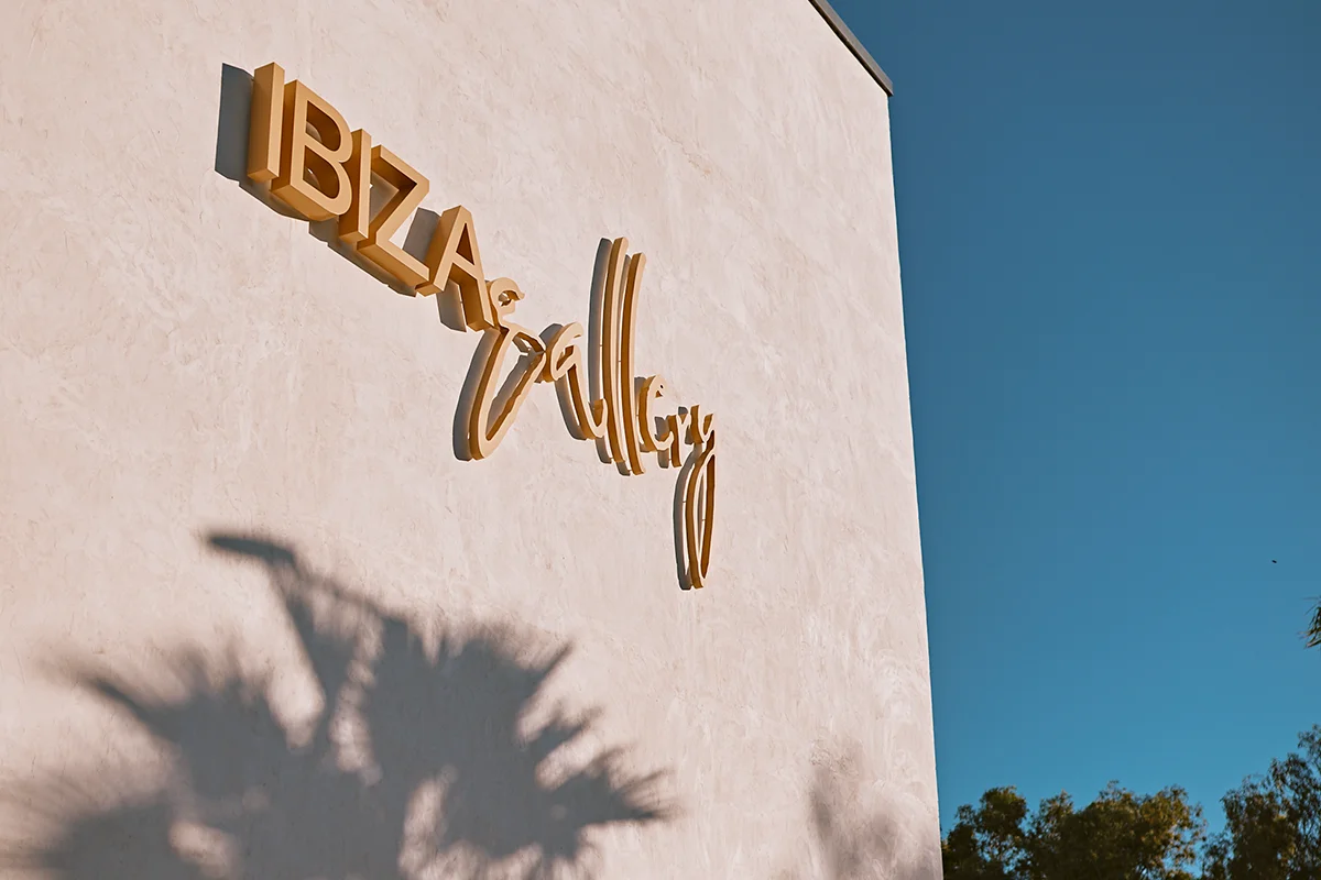 IBIZA Gallery y CAN Art Fair   Esta isla tiene varias caras y distintas visiones para alcanzar a todos los públicos. Existe la Ibiza para perderse entre esculturas, luz y silencio y aquí entra IBIZA Gallery, que inaugura la temporada convirtiéndose, una vez más, en uno de los puntos de encuentro culturales más interesantes de la isla. Este año lo hace junto a Cardi Gallery y una exposición del artista italiano Marco Bagnoli, cuya muestra “Janua Coeli” (”la puerta al cielo”) transforma el espacio en una experiencia inmersiva donde la luz, los reflejos y la percepción juegan con el visitante.     El quinto aniversario de CAN Art Fair Ibiza es otra de las grandes propuestas, consolidando a la isla como uno de los destinos artísticos más atractivos del Mediterráneo. Exposiciones, arte público y propuestas repartidas entre espacios como Sa Punta des Molí o el faro de Ses Coves Blanques volverán a transformar Ibiza en una galería abierta frente al mar, en una edición que recupera secciones como CAN Design y CAN Local. 