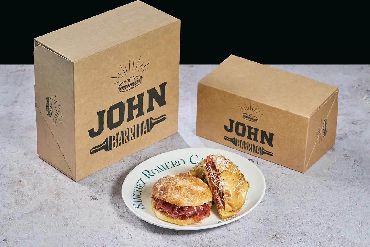 El panadero John Torres y el chef Sacha Hormaechea colaboran para reinventar el jamón ibérico de bellota de Sánchez Romero Carvajal en tres exclusivos y originales bocadillos disponibles en John Barrita.