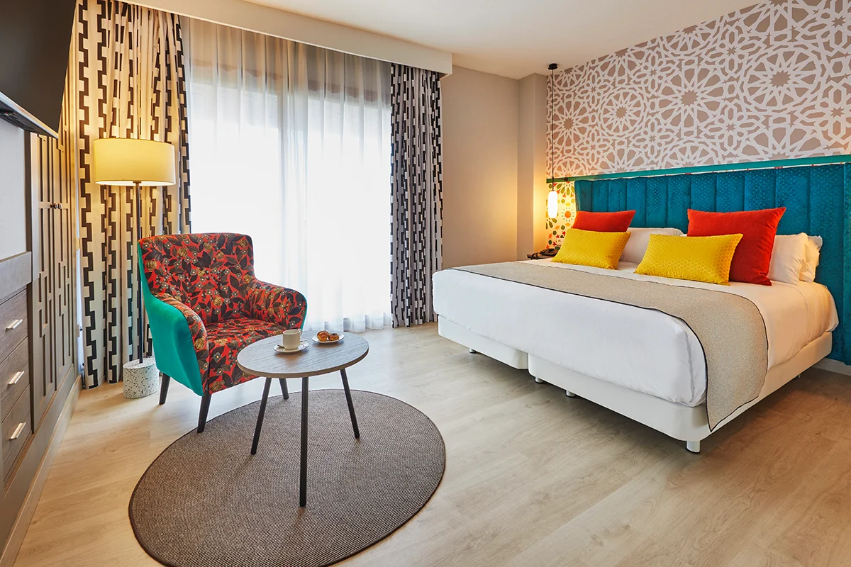 EN PLENO CORAZÓN DE SEVILLA, DONDE LA LUZ SE FILTRA ENTRE NARANJOS Y LA CIUDAD LATE CON UN RITMO PROPIO, HAY UN HOTEL QUE SE PRESENTA COMO UN REFUGIO MODERNO CON ALMA CLÁSICA. ES UNO DE ESOS ESTABLECIMIENTOS QUE ENTIENDEN QUE EL VERDADERO LUJO NO ESTÁ EN EL EXCESO, SINO EN LA COMODIDAD BIEN PENSADA. TE ESPERAN.