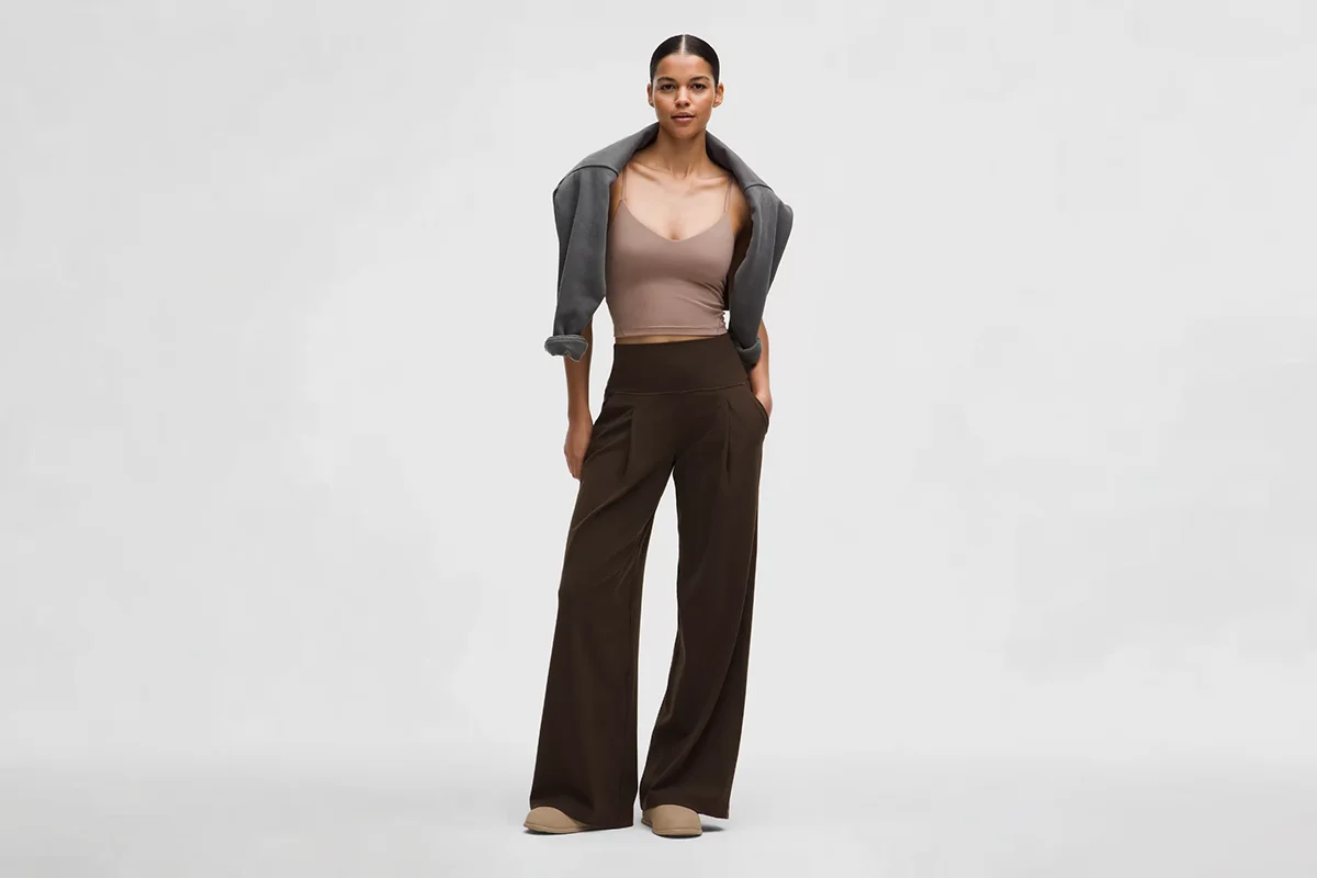 Lululemon   Su propuesta consolida este estilo como clave de la temporada. La ropa deportiva deja de estar limitada al entrenamiento para integrarse plenamente en el día a día, con especial atención a la comodidad y la versatilidad.   