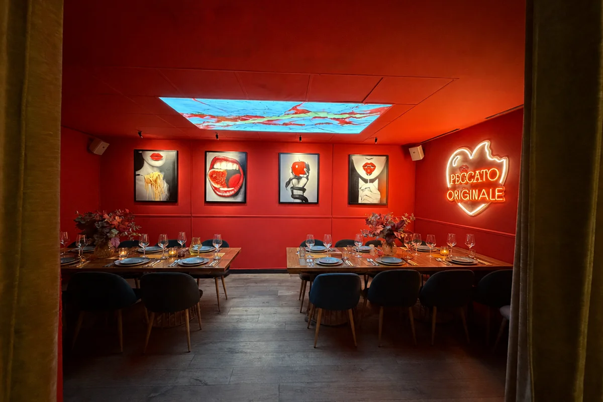 La Famiglia se sienta a la mesa Otro lugar al que ir sin coger un avión: La Famiglia se sienta a la mesa, que inaugura en la calle Velázquez su nuevo restaurante en Madrid, una apertura especialmente simbólica porque es el primero que se estrena bajo la nueva identidad de marca tras su cambio de denominación. En pleno distrito de Salamanca, el espacio marca un punto de inflexión en la evolución de la compañía después de más de 25 años de trayectoria, reforzando su idea de la gastronomía como un lugar de encuentro, celebración y pertenencia en torno a la mesa. Con esta apertura, la marca no solo suma un nuevo local en la capital, sino que da forma física a su nueva etapa. El restaurante cuenta con capacidad para 144 personas repartidas en dos plantas, terraza y diferentes ambientes pensados para adaptarse a distintos momentos, desde comidas informales hasta cenas o reuniones privadas. El interiorismo, inspirado en la Costa Amalfitana, refuerza esa idea de viaje al sur de Italia sin salir de Madrid.