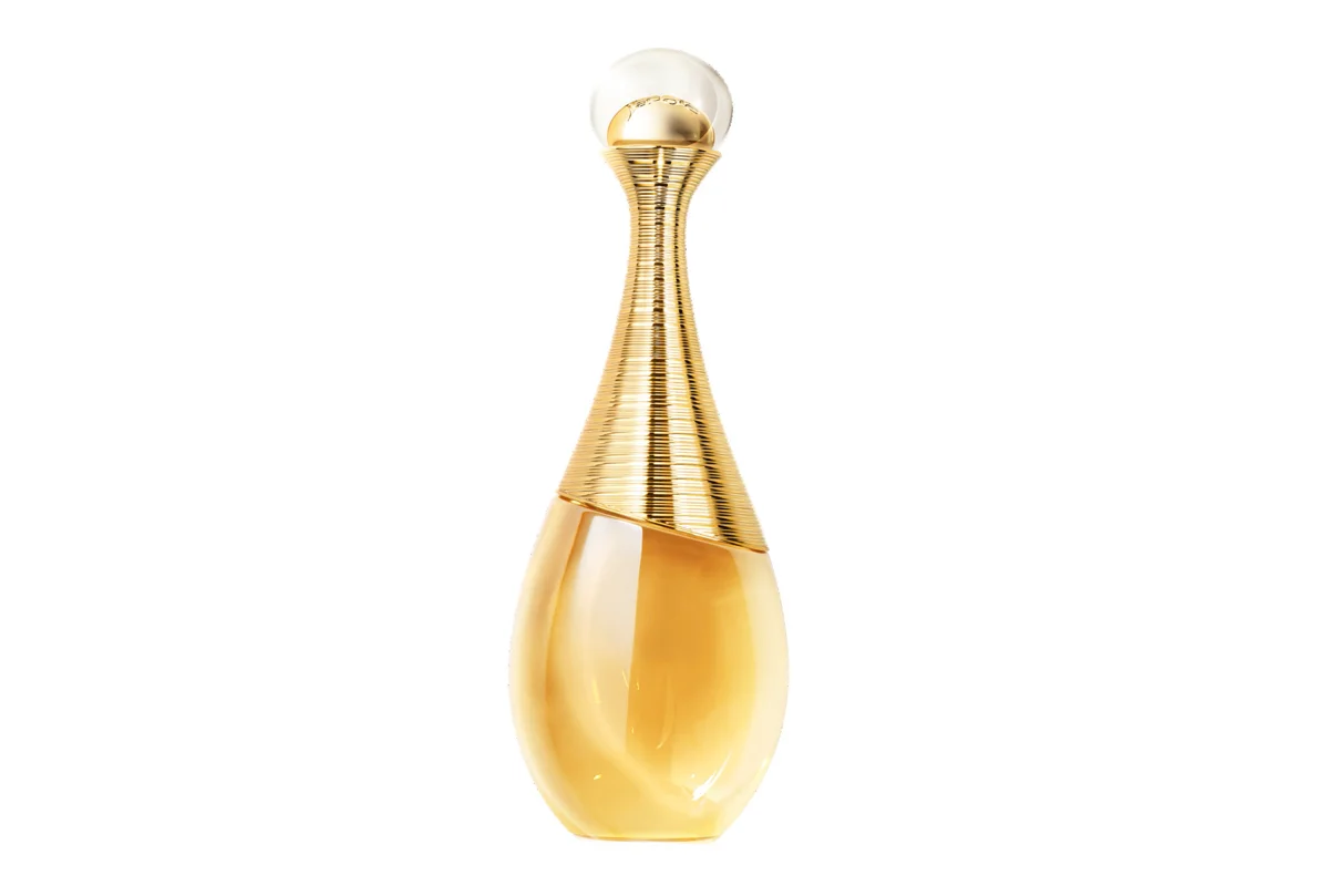 J'adore Intense de DIOR es una nueva emoción envolvente de flores sensuales y carnales con facetas afrutadas. El resultado es un néctar floral meloso donde el jazmín desvela matices de albaricoque, el ylang-ylang despliega su faceta más sensual y la rosa se hace casi comestible gracias a la violeta, todo envuelto en una base de sándalo y vainilla. El frasco, si bien mantiene su inconfundible silueta, se hace más ligero para disminuir su impacto medioambiental y resaltar lo esencial: una gota de oro puro, casi aérea. 