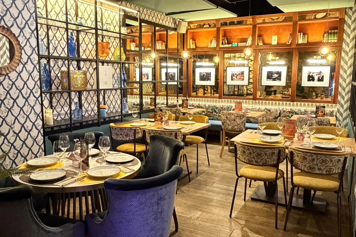 La Famiglia se sienta a la mesa Otro lugar al que ir sin coger un avión: La Famiglia se sienta a la mesa, que inaugura en la calle Velázquez su nuevo restaurante en Madrid, una apertura especialmente simbólica porque es el primero que se estrena bajo la nueva identidad de marca tras su cambio de denominación. En pleno distrito de Salamanca, el espacio marca un punto de inflexión en la evolución de la compañía después de más de 25 años de trayectoria, reforzando su idea de la gastronomía como un lugar de encuentro, celebración y pertenencia en torno a la mesa. Con esta apertura, la marca no solo suma un nuevo local en la capital, sino que da forma física a su nueva etapa. El restaurante cuenta con capacidad para 144 personas repartidas en dos plantas, terraza y diferentes ambientes pensados para adaptarse a distintos momentos, desde comidas informales hasta cenas o reuniones privadas. El interiorismo, inspirado en la Costa Amalfitana, refuerza esa idea de viaje al sur de Italia sin salir de Madrid.