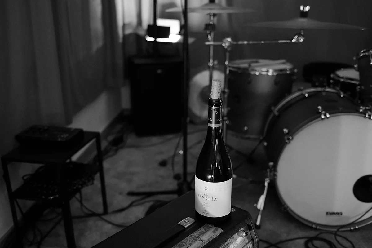 Descubre la colaboración de vino y música indie con Emilio Moro y Viva Suecia