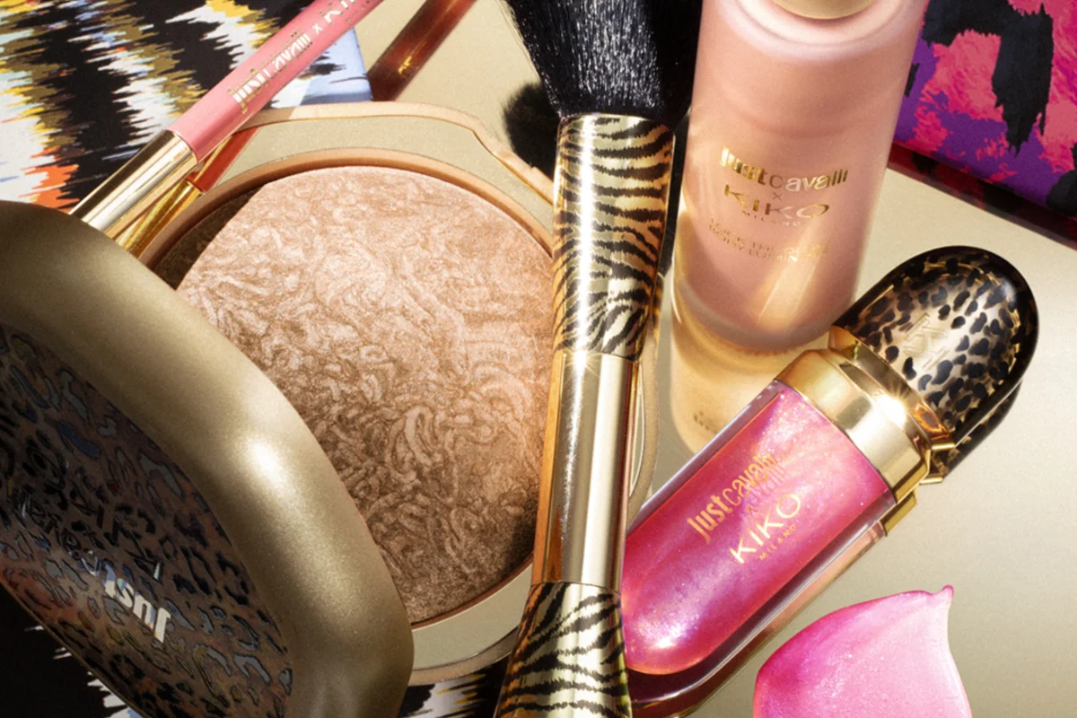 Por un lado, la alianza entre KIKO Milano y Just Cavalli captura la esencia más atrevida y mediterránea de la firma italiana a través de tonos intensos, acabados luminosos y un packaging inspirado en los códigos más reconocibles de la casa de moda. Cuando dos iconos de la moda y la belleza italiana unen sus fuerzas, el resultado solo puede ser un flechazo absoluto de estilo. Prepárate para liberar tu lado más felino con la colección estival más atrevida, una edición limitada de maquillaje salvaje y sofisticada.    Con una estética descaradamente rockera y urbana, esta propuesta fusiona lo mejor del estilo de pasarela con acabados magnéticos pensados para brillar bajo el sol. La línea ofrece una selección irresistible que incluye aceites de labios sólidos que se transforman en una untuosa crema, coloretes enriquecidos con ácido hialurónico, sombras metalizadas que aguantan intactas hasta doce horas y su mítico e hidratante brillo de labios que regresa versionado en una edición rebelde, junto a máscaras de pestañas de colores vibrantes perfectas para enmarcar la mirada en cualquier costa del Mediterráneo. 