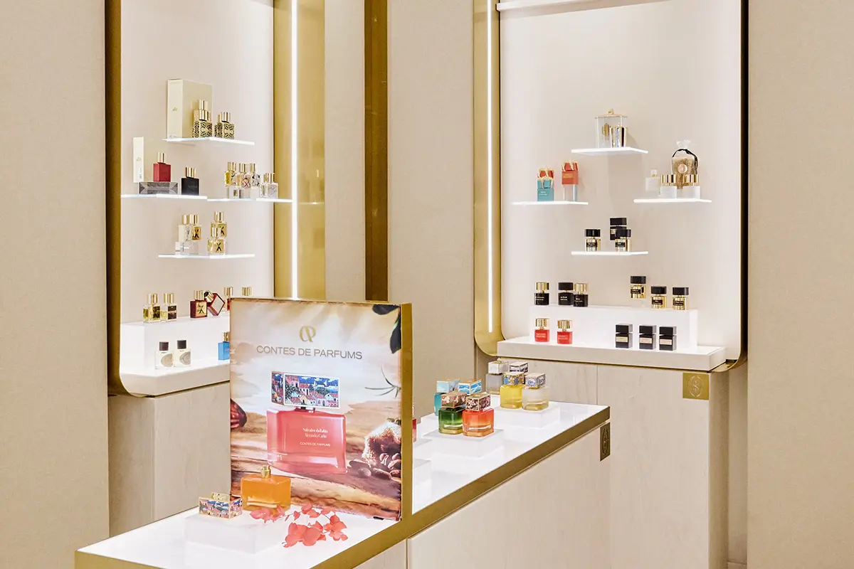 The Scentuary nace en Madrid con la misión de convertirse en un referente del lujo olfativo contemporáneo. Concebido como un punto de encuentro para quienes buscan autenticidad, creatividad y emoción, este espacio transforma la perfumería de autor en una experiencia sensorial completa. Cada fragancia cuenta una historia y cada visita se convierte “en un viaje que va más allá de lo comercial, celebrando la autoría y la emoción en cada aroma”, según Marta Gabriel, Directora de Marketing de la firma. Inspirado en la atmósfera de una galería de arte y el atelier de un creador, The Scentuary ofrece un recorrido inmersivo donde el perfume se percibe con todos los sentidos. Su innovador sistema de cerámicas aromáticas, calentadas e impregnadas con fragancias, permite disfrutar de los aromas de manera pausada e íntima, evocando la temperatura de la piel y la conexión personal con cada creación. Cada detalle del espacio, desde la disposición de las fragancias hasta la iluminación y el diseño interior, está pensado para estimular la curiosidad y despertar emociones. Su enfoque en la excelencia, la selección de maisons internacionales y la pasión por la artesanía, consolidan a la firma como un destino obligado para los amantes de las fragancias exclusivas y las experiencias olfativas inolvidables. www.scentuary.com