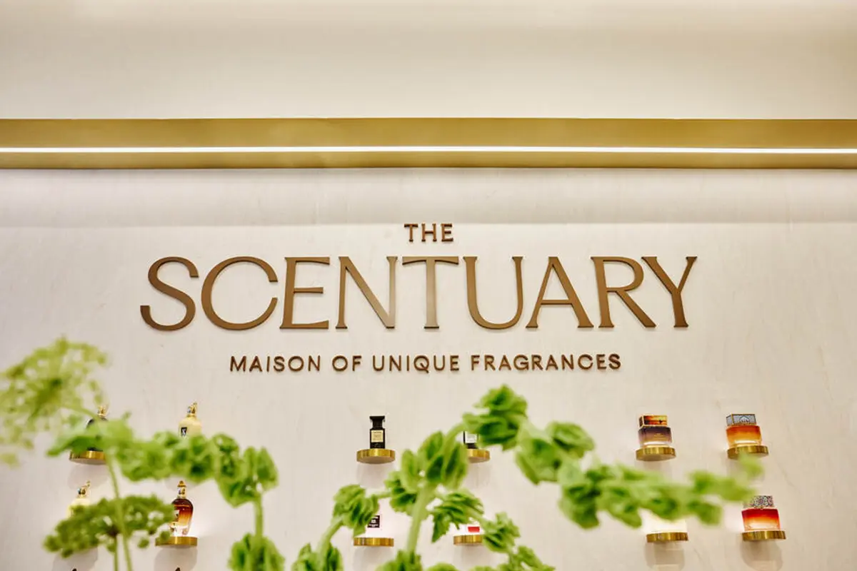 The Scentuary nace en Madrid con la misión de convertirse en un referente del lujo olfativo contemporáneo. Concebido como un punto de encuentro para quienes buscan autenticidad, creatividad y emoción, este espacio transforma la perfumería de autor en una experiencia sensorial completa. Cada fragancia cuenta una historia y cada visita se convierte “en un viaje que va más allá de lo comercial, celebrando la autoría y la emoción en cada aroma”, según Marta Gabriel, Directora de Marketing de la firma. Inspirado en la atmósfera de una galería de arte y el atelier de un creador, The Scentuary ofrece un recorrido inmersivo donde el perfume se percibe con todos los sentidos. Su innovador sistema de cerámicas aromáticas, calentadas e impregnadas con fragancias, permite disfrutar de los aromas de manera pausada e íntima, evocando la temperatura de la piel y la conexión personal con cada creación. Cada detalle del espacio, desde la disposición de las fragancias hasta la iluminación y el diseño interior, está pensado para estimular la curiosidad y despertar emociones. Su enfoque en la excelencia, la selección de maisons internacionales y la pasión por la artesanía, consolidan a la firma como un destino obligado para los amantes de las fragancias exclusivas y las experiencias olfativas inolvidables. www.scentuary.com