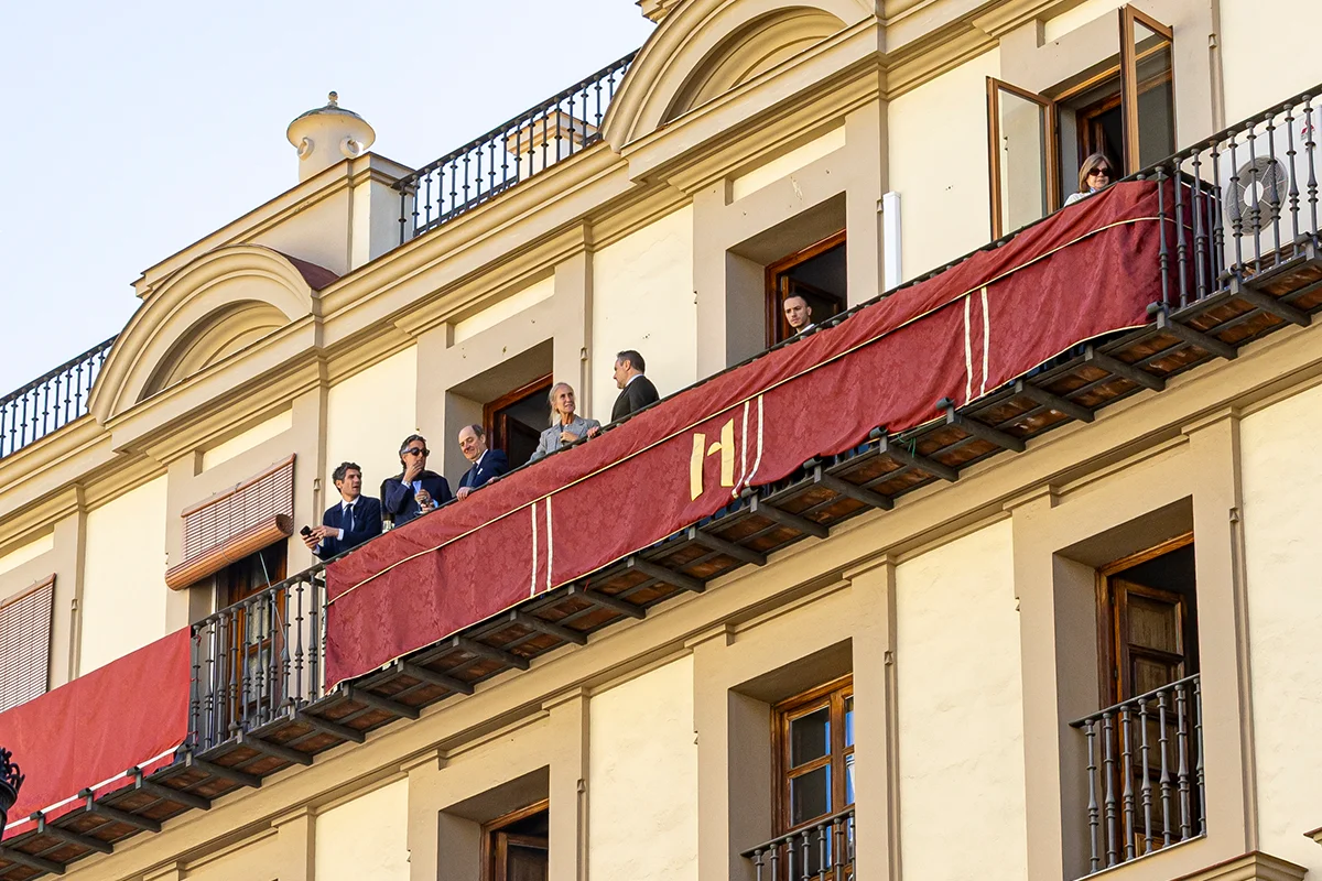 EN PLENO CORAZÓN DE SEVILLA, DONDE LA LUZ SE FILTRA ENTRE NARANJOS Y LA CIUDAD LATE CON UN RITMO PROPIO, HAY UN HOTEL QUE SE PRESENTA COMO UN REFUGIO MODERNO CON ALMA CLÁSICA. ES UNO DE ESOS ESTABLECIMIENTOS QUE ENTIENDEN QUE EL VERDADERO LUJO NO ESTÁ EN EL EXCESO, SINO EN LA COMODIDAD BIEN PENSADA. TE ESPERAN.