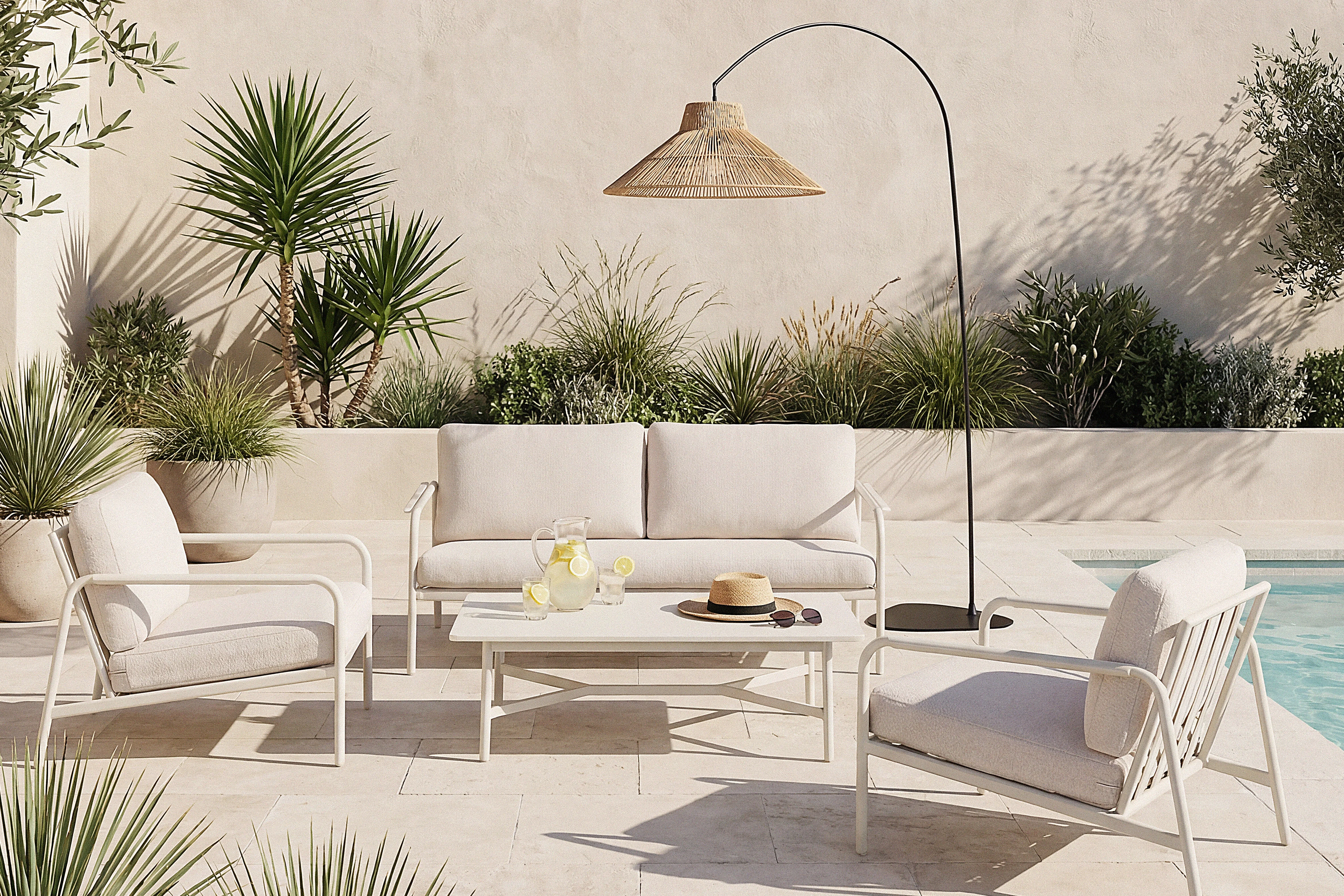 MAISONS DU MONDE    Cuando llegan los meses de calor, la terraza, el balcón o el jardín se convierten en el gran escenario del verano. Con esta idea en mente, Maisons du Monde presenta una selección de conjuntos de exterior diseñados para transformar cualquier espacio al aire libre en una extensión natural del hogar. La colección apuesta por líneas contemporáneas, estructuras ligeras y una estética relajada que invita a bajar el ritmo. Sofás, sillones y mesas auxiliares se combinan en propuestas versátiles capaces de adaptarse tanto a pequeños balcones urbanos como a amplios jardines, creando ambientes cómodos para leer, compartir una comida o alargar las sobremesas después de una buena barbacoa con amigos. Más allá de la estética, la firma pone el foco en la funcionalidad con materiales resistentes y fáciles de mantener, pensados para acompañar toda la temporada.