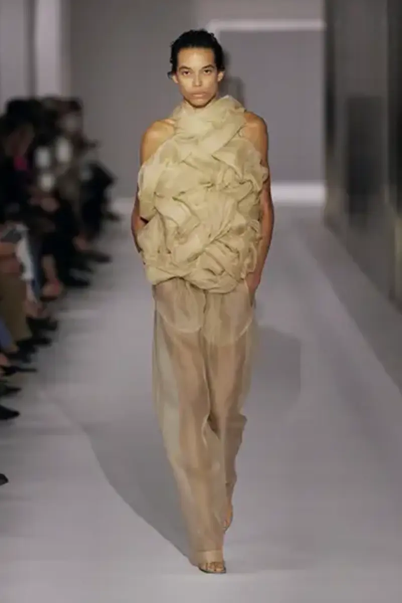 ¿Te atreves con las transparencias? La tendencia que domina el verano con elegancia y sutileza 