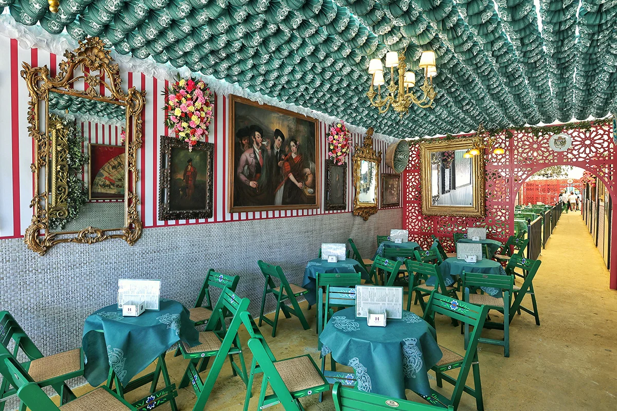 EN PLENO CORAZÓN DE SEVILLA, DONDE LA LUZ SE FILTRA ENTRE NARANJOS Y LA CIUDAD LATE CON UN RITMO PROPIO, HAY UN HOTEL QUE SE PRESENTA COMO UN REFUGIO MODERNO CON ALMA CLÁSICA. ES UNO DE ESOS ESTABLECIMIENTOS QUE ENTIENDEN QUE EL VERDADERO LUJO NO ESTÁ EN EL EXCESO, SINO EN LA COMODIDAD BIEN PENSADA. TE ESPERAN.