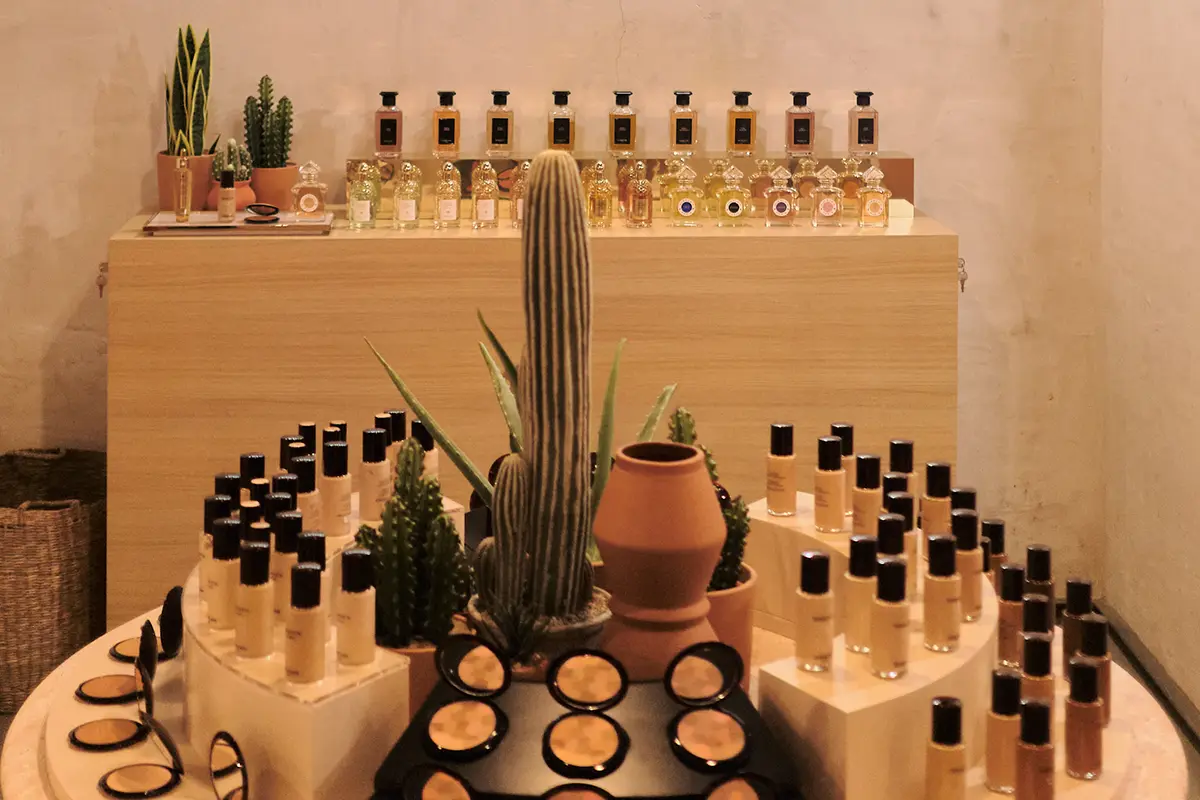 La pop-up de Guerlain donde el maquillaje se vive con aroma a café y sol