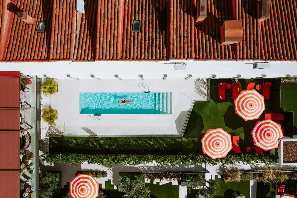El Roxy Garden, el espacio pensado para convertirse en ese refugio y oasis al que siempre apetece volver cuando suben las temperaturas en la ciudad, situado en el Hard Rock Hotel Madrid, también ha abierto sus puertas. Un lugar donde desconectar entre tumbonas, camas balinesas y su piscina, dejar pasar las horas sin prisa y transformar desde un fin de semana al sol hasta una jornada de teletrabajo en algo mucho más apetecible. Todo ello acompañado de una carta en la que no faltan las tapas, entrantes y hasta ocho tipos diferentes de hamburguesas; además, puedes optar por todo tipo de milkshakes, smoothies y cócteles para refrescarte.