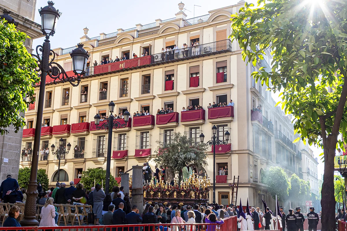 EN PLENO CORAZÓN DE SEVILLA, DONDE LA LUZ SE FILTRA ENTRE NARANJOS Y LA CIUDAD LATE CON UN RITMO PROPIO, HAY UN HOTEL QUE SE PRESENTA COMO UN REFUGIO MODERNO CON ALMA CLÁSICA. ES UNO DE ESOS ESTABLECIMIENTOS QUE ENTIENDEN QUE EL VERDADERO LUJO NO ESTÁ EN EL EXCESO, SINO EN LA COMODIDAD BIEN PENSADA. TE ESPERAN.