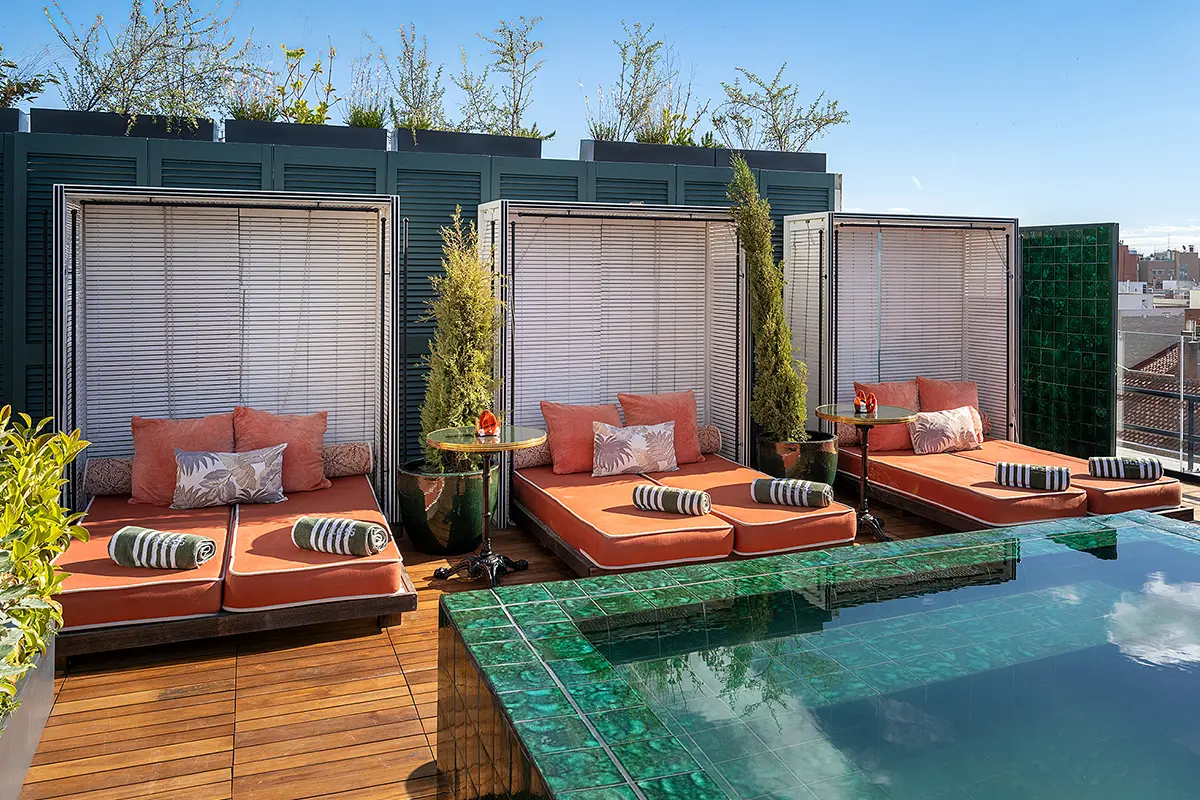 Picos Pardos Sky Lounge reinventa el vermut del fin de semana con gildas artesanales, la esencia castiza madrileña y vistas de altura. 