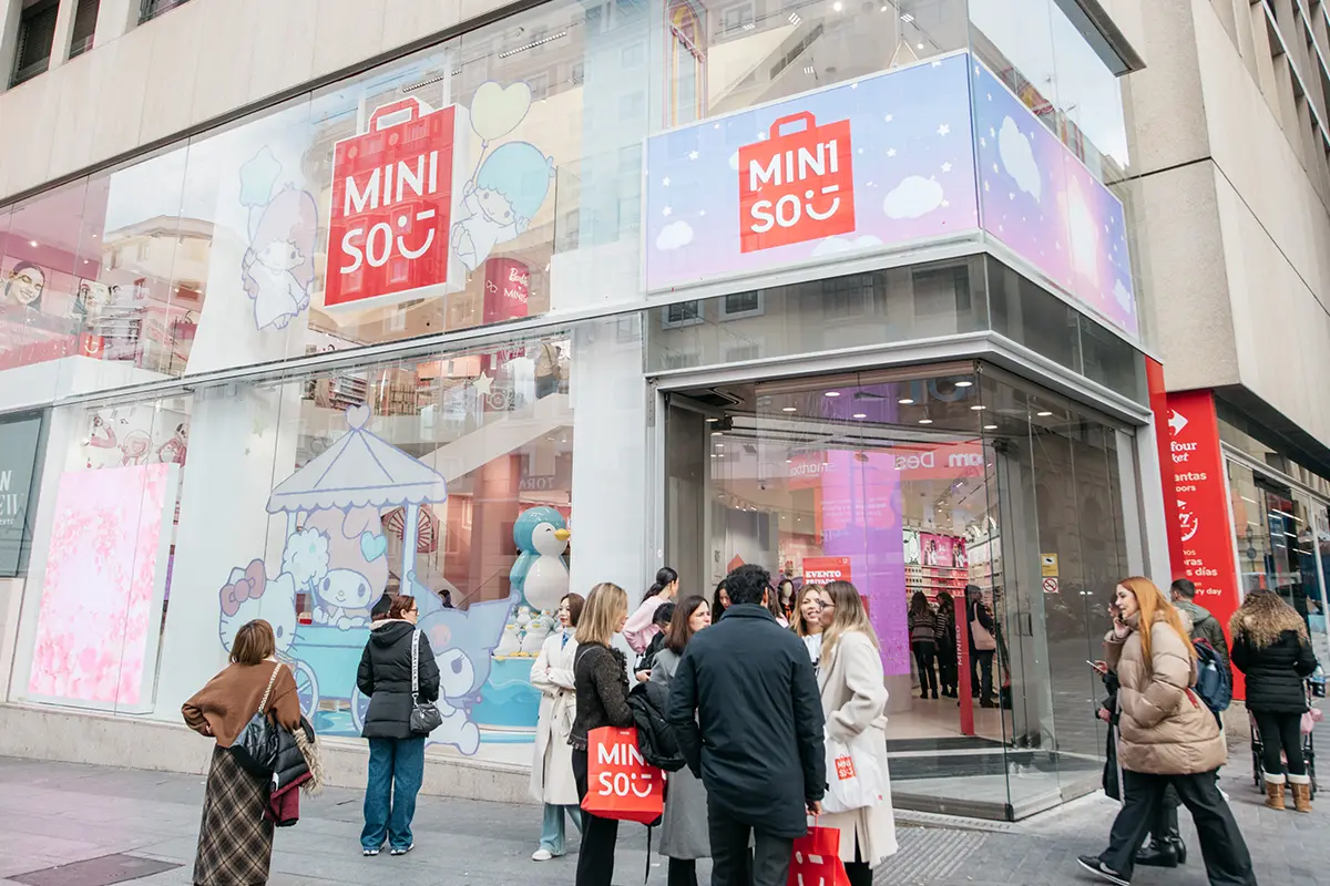 Ya han abierto las puertas de la nueva flagship de la primera MINISO Land en Europa y  ha elegido la icónica Gran Vía para ello..  