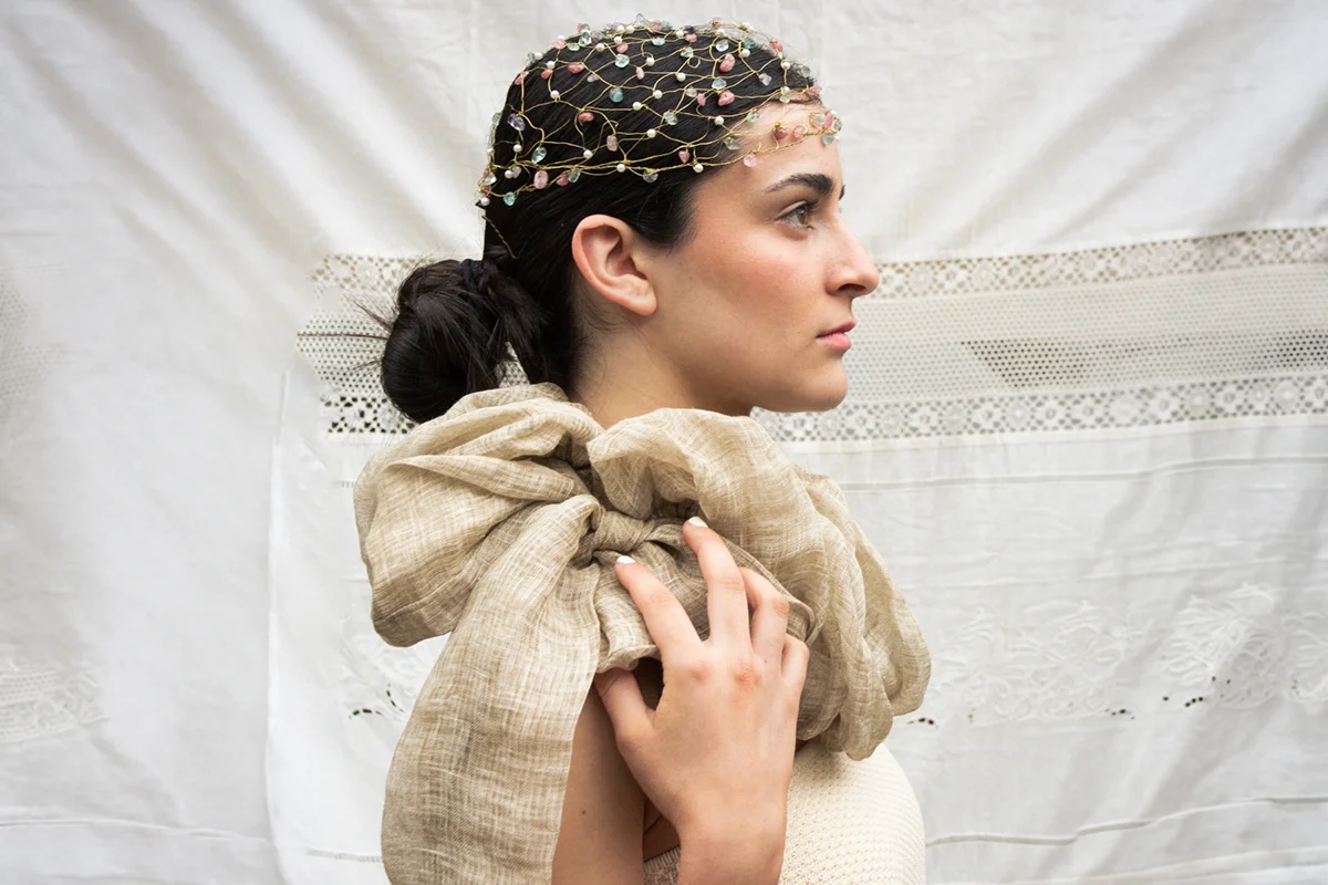 Hay marcas que no solo completan un look: lo transforman. Firmas capaces de convertir unos vaqueros básicos y una camiseta blanca en un estilismo con intención, personalidad y cierto aire aspiracional. Nombres como Pescuezo, Les Georgettes, Parfois o Foránea han encontrado precisamente ese espacio: el de las marcas que elevan cualquier outfit a través de los detalles. Porque al final, la verdadera personalidad no está en vestir de arriba abajo una marca, sino en encontrar esas piezas capaces de hacer que lo sencillo parezca pensado y personal. Los accesorios se han convertido en el lenguaje definitivo del estilo. Un collar potente, un bolso especial o una pieza artesanal bien elegida redefinen por completo la estética de quien los lleva. El auge de las firmas independientes y accesibles con fuerte identidad estética ha democratizado esa sensación de sofisticación. El secreto está en saber mezclar. Ahí es donde destacan marcas como Parfois. La firma portuguesa ha conseguido posicionarse como una referencia de accesorios de tendencia gracias a su capacidad para reinterpretar códigos minimalistas a precios asequibles. Bolsos estructurados, joyería que adorna el cuello, chaquetas y accesorios para el cabello forman parte de ese universo effortless que tanto triunfa en redes y street style. parfois.com La joyería está redefiniendo los looks. Ya no se trata únicamente de adornar, sino de aportar identidad, y Les Georgettes es uno de los ejemplos más interesantes. La firma francesa popularizó un concepto muy concreto: joyas personalizables con bandas intercambiables de cuero y vinilo. El resultado son piezas versátiles que cambian según el estado de ánimo o el look del día. Ese tipo de diseño conecta perfectamente con la moda actual, donde las consumidoras buscan piezas funcionales pero especiales. Una pulsera oversize o un brazalete arquitectónico pueden transformar instantáneamente un estilismo neutro en uno mucho más sofisticado. Además, el auge de los charms, chokers y la joyería maximalista confirma que los accesorios viven uno de sus momentos más fuertes en la industria. lesgeorgettes.com Uno de los fenómenos más interesantes de la moda reciente es el crecimiento de firmas nicho con una identidad muy marcada. En lugar de seguir tendencias masivas, estas marcas construyen su propia comunidad. Pescuezo entra dentro de esa categoría de firmas que funcionan casi como objeto de culto digital: piezas llamativas, mezcla de color, artesanía y un punto editorial que convierten cualquier look sencillo en algo mucho más interesante. Sus nuevas capas ligeras están pensadas para sobreponer y aportar un toque de estilo a los looks. Estampados Liberty, rayas —muchas rayas—, toques en amarillo limón, azules y rosas, junto a un divertido estampado de perritos, flores y los ya característicos tonos naturales, conviven en una propuesta que equilibra tradición y frescura para que los cuellos sean los protagonistas, incluso en verano. pescuezos.es Lo mismo ocurre con Foránea, cuyo atractivo reside precisamente en esa sensación de exclusividad relajada: accesorios con carácter, inspiración artesanal y estética contemporánea que encajan perfectamente con la tendencia actual hacia lo auténtico y lo imperfecto. Una nueva marca que invita a descubrir el mundo a través de la artesanía, poniendo en valor las historias, las manos y las culturas que hay detrás de cada pieza. Su universo se construye a partir de una cuidada selección de accesorios hechos a mano en distintos lugares del mundo: desde bolsos y cestas de rafia de Madagascar hasta crochet bordado en Ecuador, joyas de tagua, piezas de Turquía o textiles de la India. Cada pieza es el resultado de un proceso manual, donde el tiempo y la dedicación forman parte de su valor, apostando por una forma de consumo más consciente y especial. foranea.com
