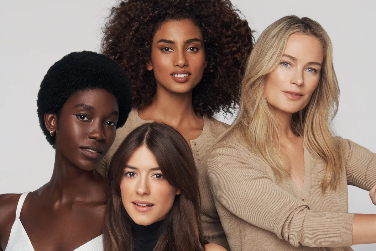 Con la garantía de que no hay tono de piel que se le resista, y trabajando para mejorar tanto la salud interna como la apariencia externa, Estée Lauder nos presenta la nueva versión de su base de maquillaje más icónica.    FACING YOUR BEAUTY     Se llama Double Wear Stay-in-Place SPF10 y es la nueva versión de la base de maquillaje más icónica de Estée Lauder. El producto mantiene todas las bondades y beneficios de su fórmula original, a la vez que suma otros más potentes de maquillaje y cuidado de la piel, entre ellos, el nuevo acabado mate y una duración óptima de treinta y seis horas, impulsada por la nueva Polymer Mesh Matrix Technology, un sistema de polímeros transpirables que actúa como una red invisible permitiendo que la fórmula se mueva y respire con la piel.       Ofrece, asimismo, control de grasa manteniendo la hidratación, es resistente al agua, al clima, no se apelmaza ni desvanece y no marca líneas de expresión. Su condición modulable se hace visible en una cobertura adaptable de ligera a total que unifica el tono y cubre las imperfecciones a la vez que reduce la apariencia de los poros. El verano es una gran oportunidad para que lo descubras, por lo que no lo dudes, ya que además, todos los tonos de piel tienen en este producto una profunda cobertura.