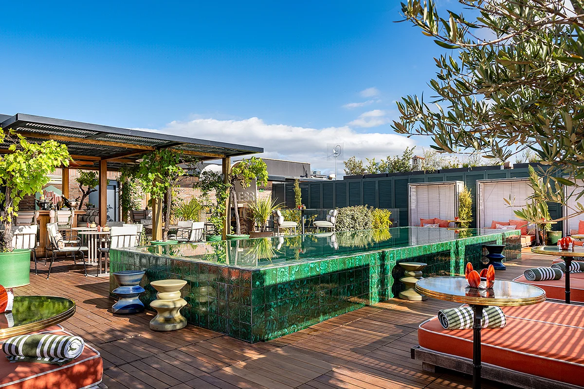 El Day Pass en Picos Pardos Sky Lounge del Bless Hotel Madrid es otra forma de disfrutar de uno de los rooftops más especiales de la capital. En pleno Barrio de Salamanca y bajo el concepto "One BLESSED Day", el plan combina acceso a la piscina y cama balinesa para dos personas junto a una botella de champagne Ruinart Brut, convirtiendo Picos Pardos Sky Lounge en el escenario perfecto para celebrar, regalarse un capricho o simplemente dejar que el día avance a otro ritmo. Además, la experiencia puede completarse con la propuesta gastronómica del espacio, pensada para acompañar cada momento del día: desde un almuerzo relajado junto a la piscina hasta una sobremesa que se alarga. Disponen de dos modalidades para disfrutarlo como mejor te convenga: pase de día completo, para quienes quieren disfrutar de la piscina de 10:00 h a 20:00 h, o pase de medio día, con turno de mañana o de tarde.