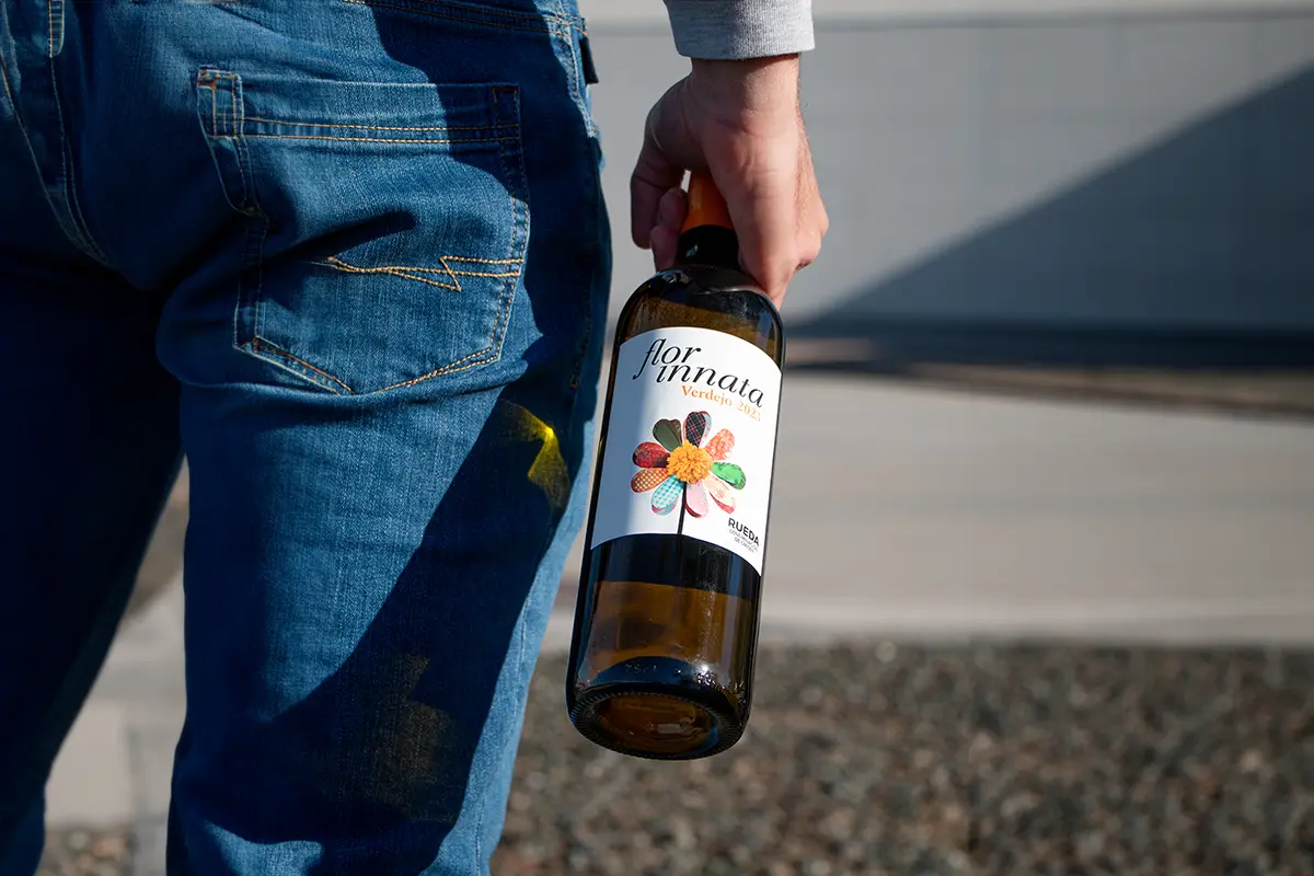 Siéntete joven con Flor Innata, la nueva línea de vinos desenfadados del grupo Valdecuevas.  