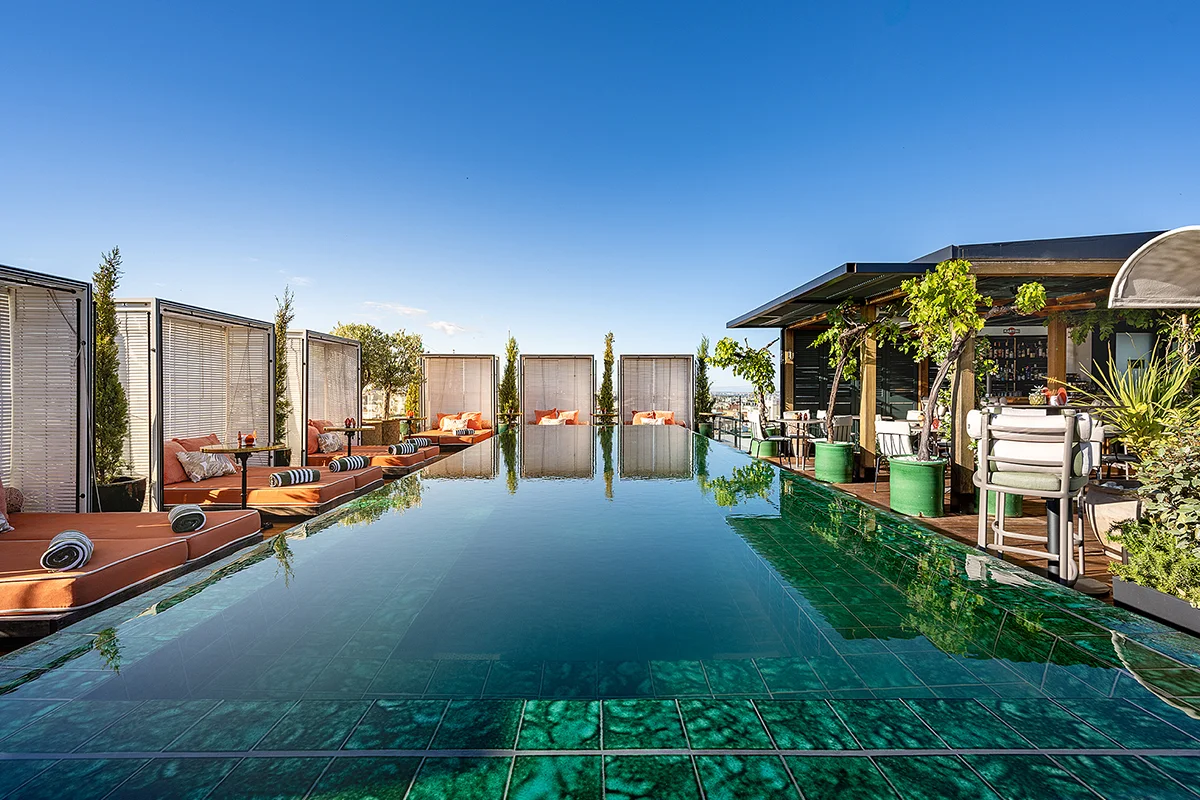 El Day Pass en Picos Pardos Sky Lounge del Bless Hotel Madrid es otra forma de disfrutar de uno de los rooftops más especiales de la capital. En pleno Barrio de Salamanca y bajo el concepto "One BLESSED Day", el plan combina acceso a la piscina y cama balinesa para dos personas junto a una botella de champagne Ruinart Brut, convirtiendo Picos Pardos Sky Lounge en el escenario perfecto para celebrar, regalarse un capricho o simplemente dejar que el día avance a otro ritmo. Además, la experiencia puede completarse con la propuesta gastronómica del espacio, pensada para acompañar cada momento del día: desde un almuerzo relajado junto a la piscina hasta una sobremesa que se alarga. Disponen de dos modalidades para disfrutarlo como mejor te convenga: pase de día completo, para quienes quieren disfrutar de la piscina de 10:00 h a 20:00 h, o pase de medio día, con turno de mañana o de tarde.