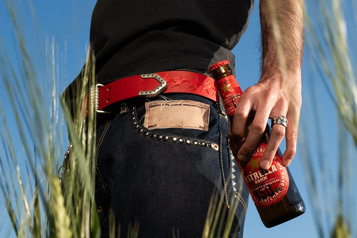 Estrella Damm x TwoJeys presentan el cinturón “Belt Opener”, de edición limitada
