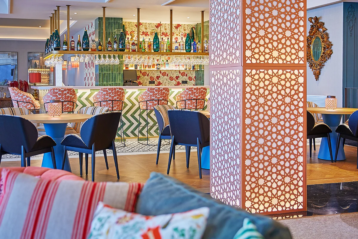 EN PLENO CORAZÓN DE SEVILLA, DONDE LA LUZ SE FILTRA ENTRE NARANJOS Y LA CIUDAD LATE CON UN RITMO PROPIO, HAY UN HOTEL QUE SE PRESENTA COMO UN REFUGIO MODERNO CON ALMA CLÁSICA. ES UNO DE ESOS ESTABLECIMIENTOS QUE ENTIENDEN QUE EL VERDADERO LUJO NO ESTÁ EN EL EXCESO, SINO EN LA COMODIDAD BIEN PENSADA. TE ESPERAN.