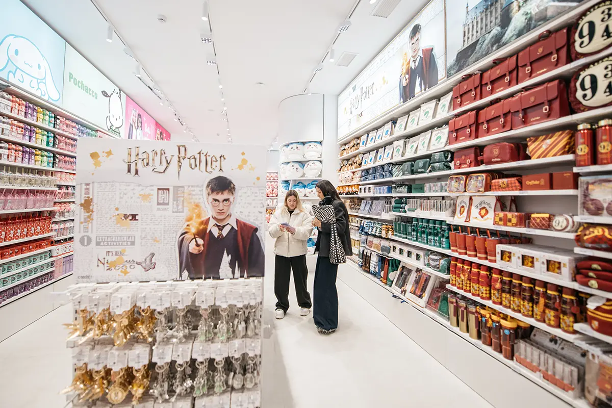 Ya han abierto las puertas de la nueva flagship de la primera MINISO Land en Europa y  ha elegido la icónica Gran Vía para ello..  