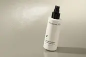 Cómo proteger las canas del sol, el cloro y los tonos amarillentos este verano