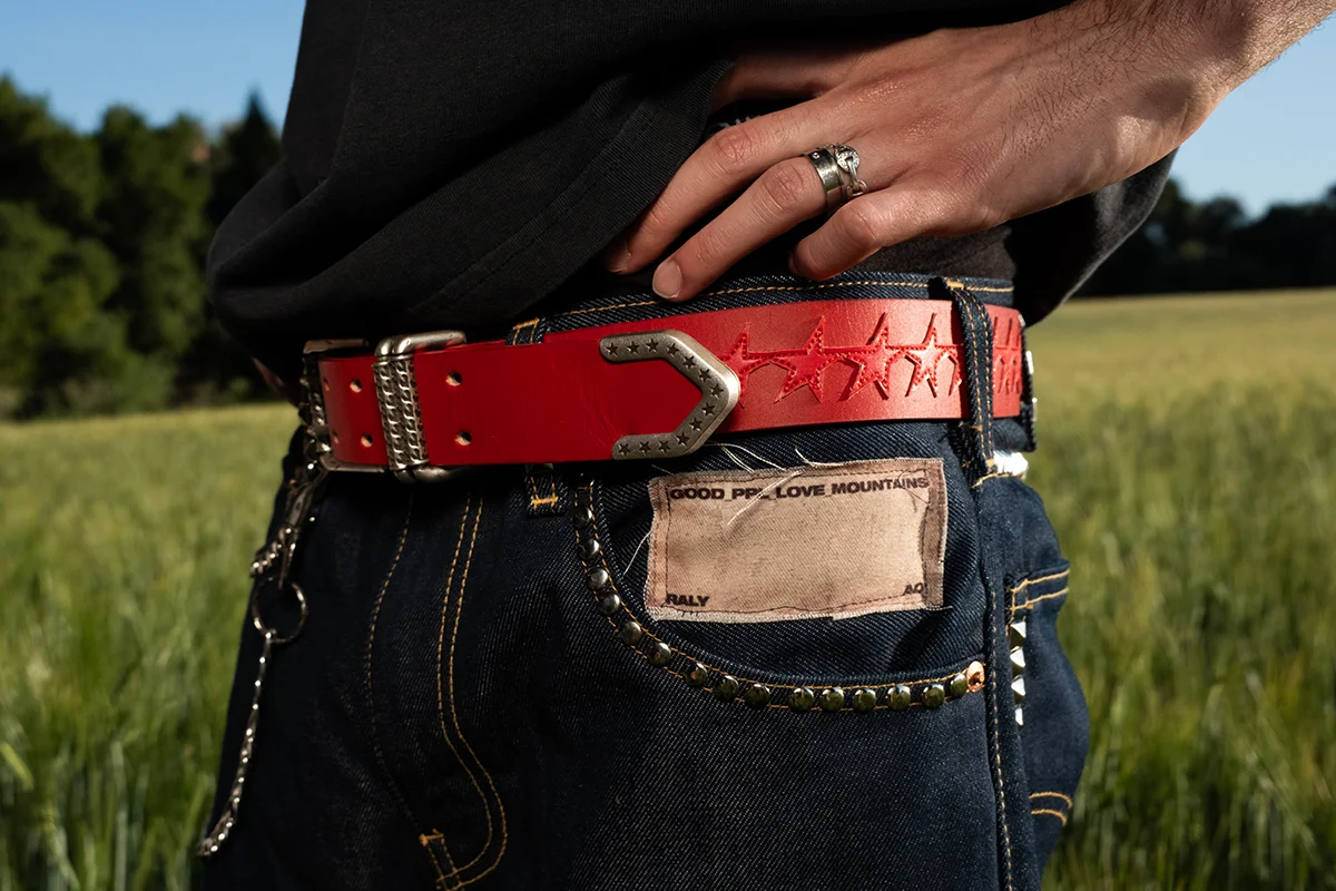 Estrella Damm x TwoJeys presentan el cinturón “Belt Opener”, de edición limitada