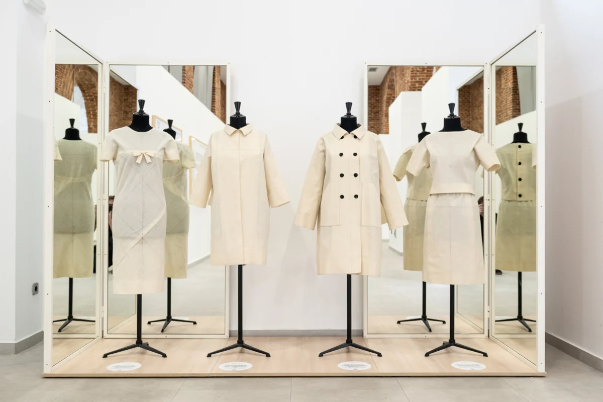 Centro Cultural Galileo (CSDMM)    El Centro Superior de Diseño de Moda de Madrid recupera una página clave de la historia de la moda española con la exposición (100) + 30 años de Balenciaga en la Universidad. La muestra reconstruye la histórica exposición dedicada a Cristóbal Balenciaga que el centro organizó en 1995 con motivo del centenario de su nacimiento. Gracias a un trabajo de investigación archivística, se han recuperado fotografías, documentos y materiales originales que permiten revivir aquella iniciativa impulsada por las maestras de alta costura Carmen y Emilia Carriches, antiguas colaboradoras de la casa. Entre las piezas expuestas destacan toiles confeccionadas a partir de patrones originales del diseñador, cedidas por el Museo Cristóbal Balenciaga, poniendo en valor su legado técnico y pedagógico.