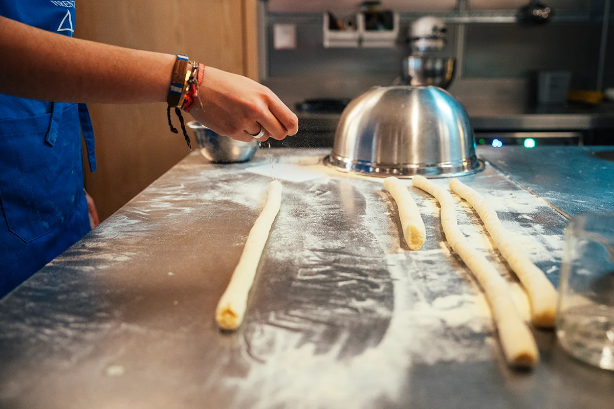 Cocina Beta La pasta fresca hecha en directo es el punto de partida de la nueva propuesta de Cocina Beta, el espacio de experimentación gastronómica de Infinito Delicias que durante 12 semanas acoge a Alberto Ballarín Sansonetti y Reyes De Wit con su proyecto Da Aballar. Ambos llegan con una idea clara: volver a una cocina italiana de toda la vida, sencilla, honesta y que recuerde a las madres y abuelas italianas. En su propuesta conviven recetas tradicionales y formatos menos habituales en España, como las orecchiette de Puglia o los gnudi toscanos, siempre con la pasta fresca como hilo conductor, pero en la que no falta la focaccia y los viernes de risotto con verduras de temporada; este último marca el ritmo de las comidas y hará que los comensales disfruten a la vez de un plato preparado para todos ellos al mismo tiempo.