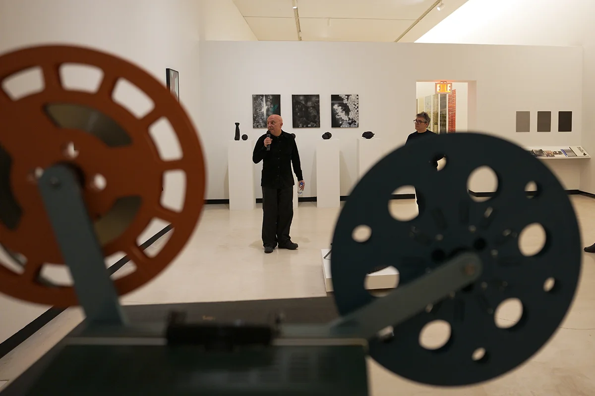 Azkuna Zentroa (Bilbao) Otro de los focos culturales de la temporada se sitúa en Azkuna Zentroa (Alhóndiga, Bilbao), que inaugura “Anónima”, una exposición dedicada al completo al artista Txuspo Poyo. La muestra, que permanecerá abierta hasta el 17 de mayo, recorre su trayectoria desde los años noventa hasta la actualidad a través de proyectos que reflejan su inmensa creatividad. Comisariada por Álvaro de los Ángeles, la exposición plantea un recorrido por obras clave, marcado por la investigación y la experimentación. A lo largo de las salas, es posible adentrarse en el universo artístico del homenajeado, en una práctica que combina cine, vídeo, fotografía e instalación para construir relatos que fusionan historia, cultura y tecnología. Con una perspectiva que cuestiona los límites entre realidad y ficción, Anónima reflexiona sobre los vínculos que genera la autoridad, los mecanismos de control derivados y la historia contemporánea, convirtiéndose en una cita imprescindible para los amantes del arte.