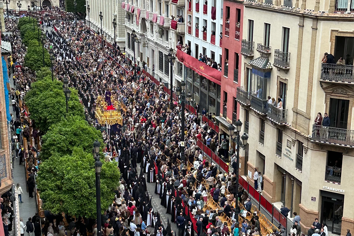 EN PLENO CORAZÓN DE SEVILLA, DONDE LA LUZ SE FILTRA ENTRE NARANJOS Y LA CIUDAD LATE CON UN RITMO PROPIO, HAY UN HOTEL QUE SE PRESENTA COMO UN REFUGIO MODERNO CON ALMA CLÁSICA. ES UNO DE ESOS ESTABLECIMIENTOS QUE ENTIENDEN QUE EL VERDADERO LUJO NO ESTÁ EN EL EXCESO, SINO EN LA COMODIDAD BIEN PENSADA. TE ESPERAN.