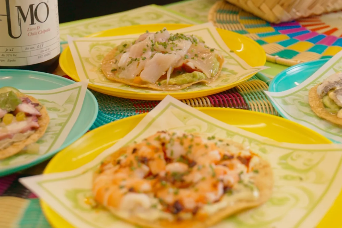 Barra Lucas (Roberto Ruiz)   La última incorporación del Mercado de Vallehermoso lleva la firma del reconocidísimo chef mexicano Roberto Ruiz, que ha elegido este histórico mercado madrileño para presentar Barra Lucas, un concepto inédito en la ciudad centrado en las tostadas mexicanas. Lejos de la clásica taquería, el nuevo puesto reivindica uno de los bocados más populares de México con una propuesta fresca, marinera y perfecta para el verano.       Sobre una base crujiente de maíz desfilan ingredientes como bacalao ahumado, pulpo, gambones o sardinas marinadas, combinados con salsas y técnicas mexicanas que aportan el equilibrio justo entre acidez, picante y sabor. La experiencia se completa con margaritas, micheladas y una selección de productos para llevar, manteniendo ese espíritu de mercado donde se puede comer al momento o descubrir nuevos ingredientes.   