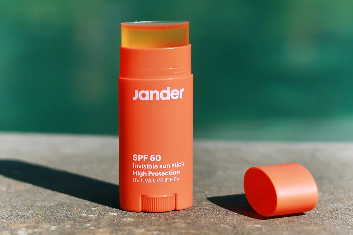 Adiós a las manos pringosas: 6 protectores solares en 'stick' que van a revolucionar tu neceser este verano