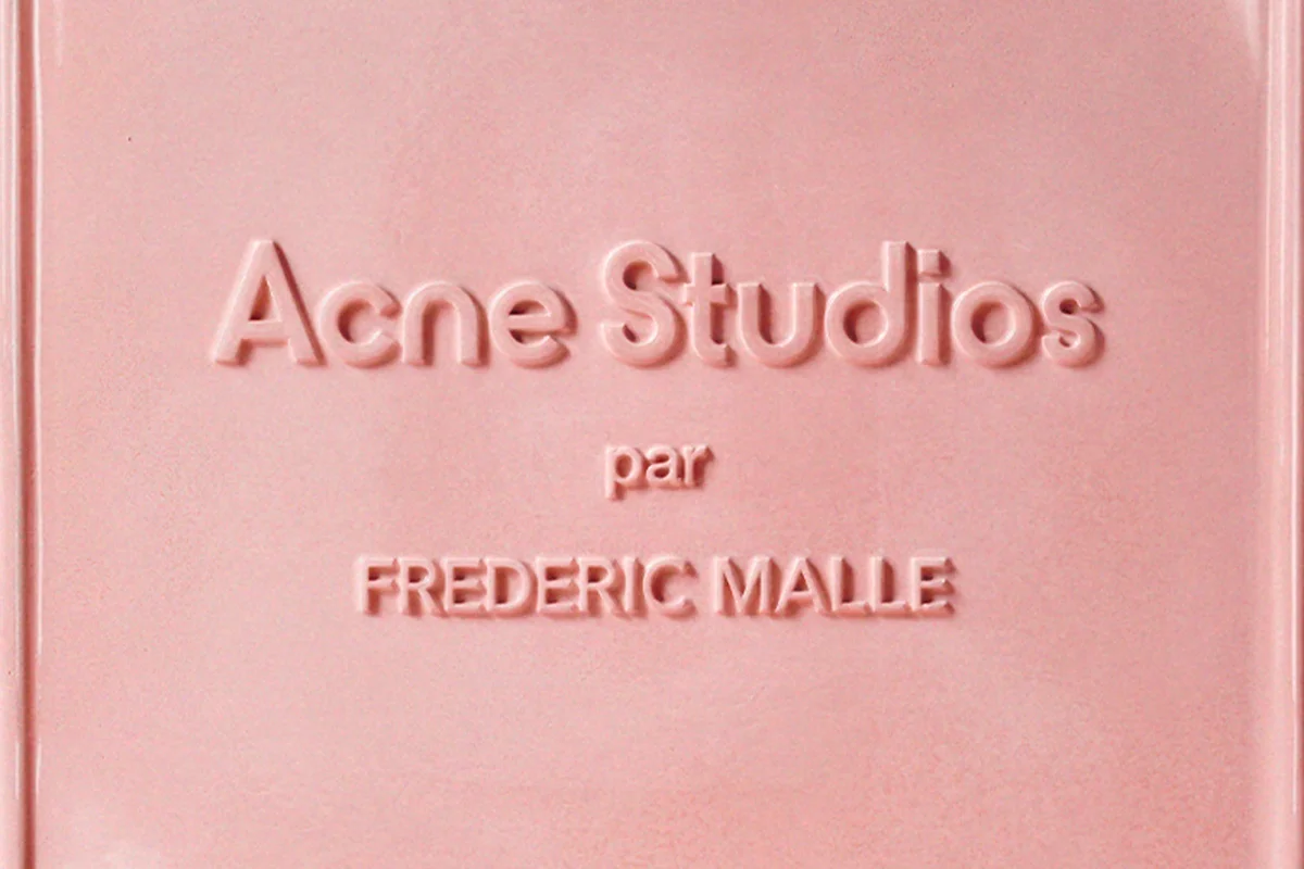 Acne Studios y Frédéric Malle transforman su icónica fragancia en una experiencia corporal