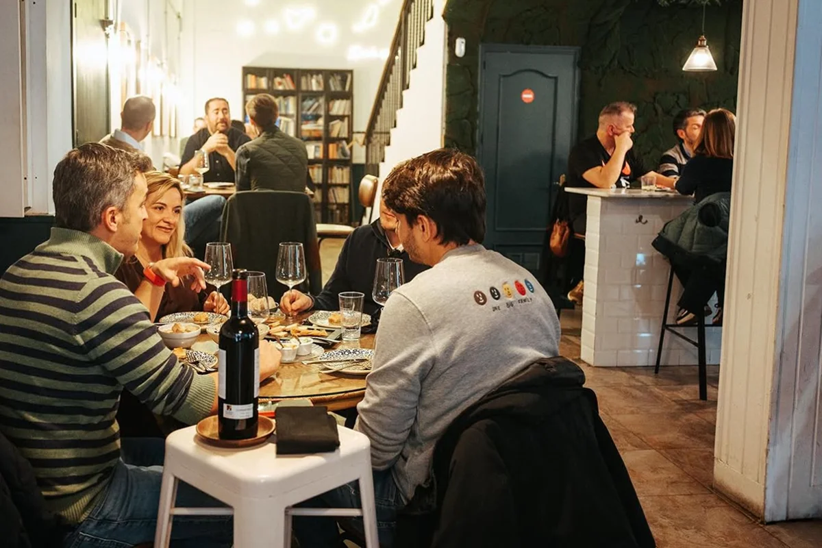 Si quieren conocer Canarias en Madrid, una inmersión segura es ir al Gastrobar Detenderete en la zona de Malasaña. Acaban de galardonarlo con un Solete en la Guía Repsol pero, fiel a sus principios, permite seguir comiendo por 25-30 euros por persona. Estos días celebra 8 años y es una apuesta por el producto canario de todas las islas con una decoración que te lleva a estar comiendo en una casa tradicional. Picoteo y buen ambiente garantizados que hacen que las tardes y las noches se alarguen al estilo canario entre una selección de productos de los más clásicos productores de las islas: vinos canarios de "toda la vida", los mejores quesos de la tierra, almogrote, papas arrugadas, pata de cerdo, ropa vieja o pulpo con mojo verde para luego endulzarte con una Ambrosía Tirma (recientemente nombrada mejor chocolatina del mundo) o un polvito uruguayo. No olvides tomarte un Clipper, una Dorada Especial fresquita o un "Carta de Oro" de Arehucas, un clásico allá donde vayas.