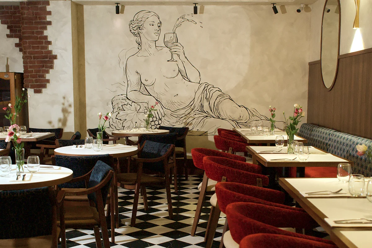 Trebbiano No hace falta viajar a Italia para comer una buena pasta cuando Madrid recibe a Trebbiano, un nuevo restaurante con el foco puesto en el recetario de Abruzzo, una de las regiones más auténticas y menos exploradas del país. Su propuesta huye del artificio para recuperar una cocina honesta, reconocible y profundamente ligada al producto, donde la tradición no se replica, sino que se reinterpreta con respeto. Detrás del proyecto están los hermanos Maurizio y Stefano Ruggeri, que trasladan a tu plato la herencia hostelera de su familia junto a una visión contemporánea de la gastronomía italiana. El nombre del restaurante, inspirado en una variedad de uva típica de su región de origen, funciona como declaración de intenciones: volver a las raíces sin renunciar a la evolución.