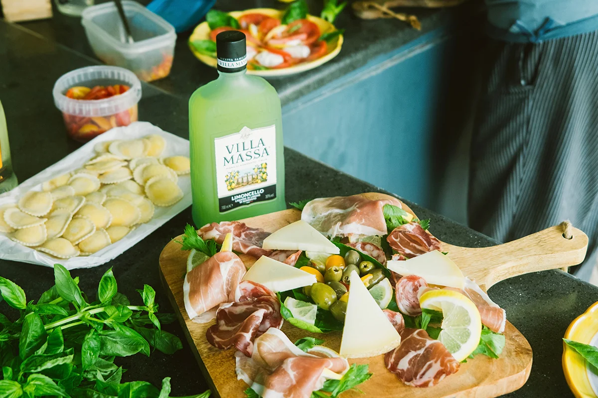 VILLA MASSA    ¿Y qué es el verano sin frutas cítricas? Villa Massa parte de estas para reinterpretar el clásico spritz con una propuesta muy sorrentina, donde el limoncello se convierte en protagonista absoluto. El resultado es Villa Massa Spritz, un cóctel fresco, cítrico y luminoso que transforma el aperitivo en algo mucho más relajado y mediterráneo. La receta combina la intensidad dulce y natural del limoncello, elaborado con los excepcionales limones de Sorrento, la burbuja sofisticada del Prosecco y un toque de soda que equilibra el conjunto.      Fácil de beber y pensado para alargar sobremesas, tardes infinitas o cenas al aire libre, este spritz se mueve entre la tradición italiana y una nueva generación de cócteles más ligeros y versátiles. Servido con hielo, rodajas de limón y hojas de albahaca, cada copa se siente como un aperitivo elegante, sencillo y refrescante que entiende perfectamente a qué sabe el verano. 