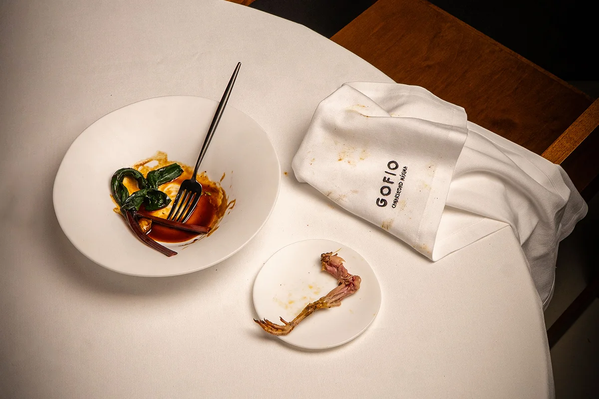Si lo que quieren es darse un gran homenaje canario en Madrid en una ocasión muy especial, no pueden perderse Gofio. Con una estrella MICHELIN y liderado por el gran chef Safe Cruz, ha conseguido crear una propuesta única y profundamente creativa, capaz de llevar al comensal no solo a Canarias, sino casi al más allá. Una experiencia gastronómica imprescindible para entender hacia dónde camina la alta cocina canaria contemporánea e internacional. gofiorestaurant.com