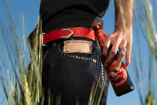 Estrella Damm x TwoJeys presentan el cinturón “Belt Opener”, de edición limitada