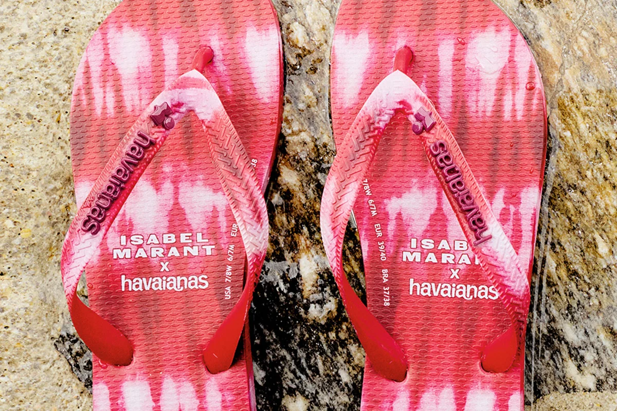 ¿Qué hay más cómodo que unas chanclas cuando llega el calor? Este año también se convierten en el calzado favorito para los looks de ciudad gracias a la inesperada —y acertadísima— colaboración entre Havaianas e Isabel Marant. La firma brasileña y la diseñadora parisina unen fuerzas en una colección cápsula que mezcla el espíritu desenfadado de Río con el boho chic relajado que ha convertido a Marant en todo un referente de estilo. El resultado son diseños que elevan el calzado más icónico de la temporada sin perder su esencia cómoda y despreocupada. La colección recupera algunos modelos clásicos de Havaianas reinterpretados con los estampados característicos de Isabel Marant, acabados texturizados y una estética mucho más sofisticada, además de incorporar las nuevas Havaianas Puffed, con volumen y un aire contemporáneo. Pensadas para funcionar igual de bien en un destino de playa que en una tarde en la ciudad, estas sandalias reflejan a la perfección la estética effortless que dominará el verano 2026.